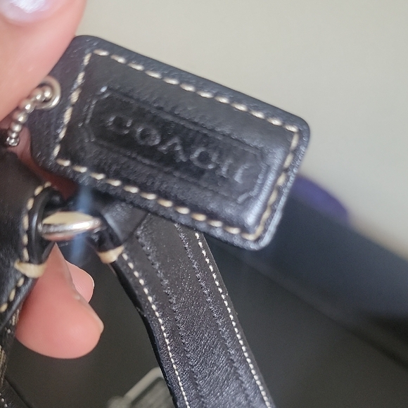 Coach Black and Tan Hobo Bag with Timeless Elegance - Picture 2 of 4